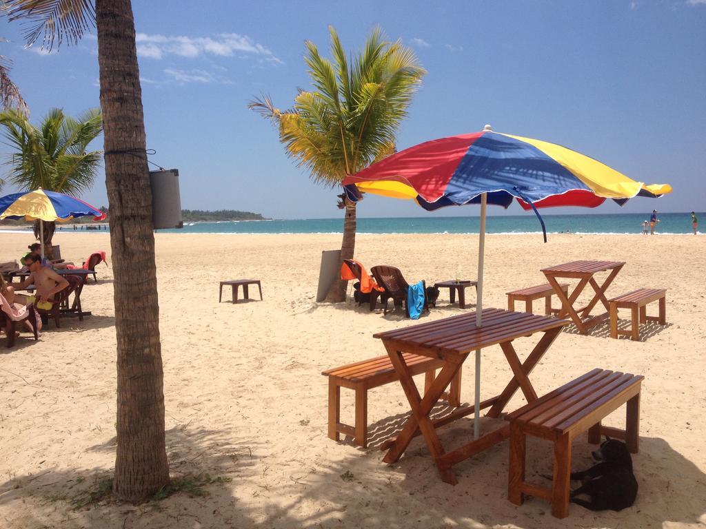 Aqua Marine Beach Resort Pasikuda Exterior foto