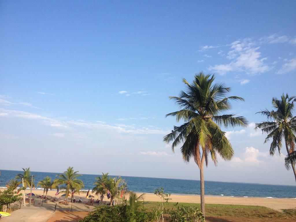 Aqua Marine Beach Resort Pasikuda Exterior foto